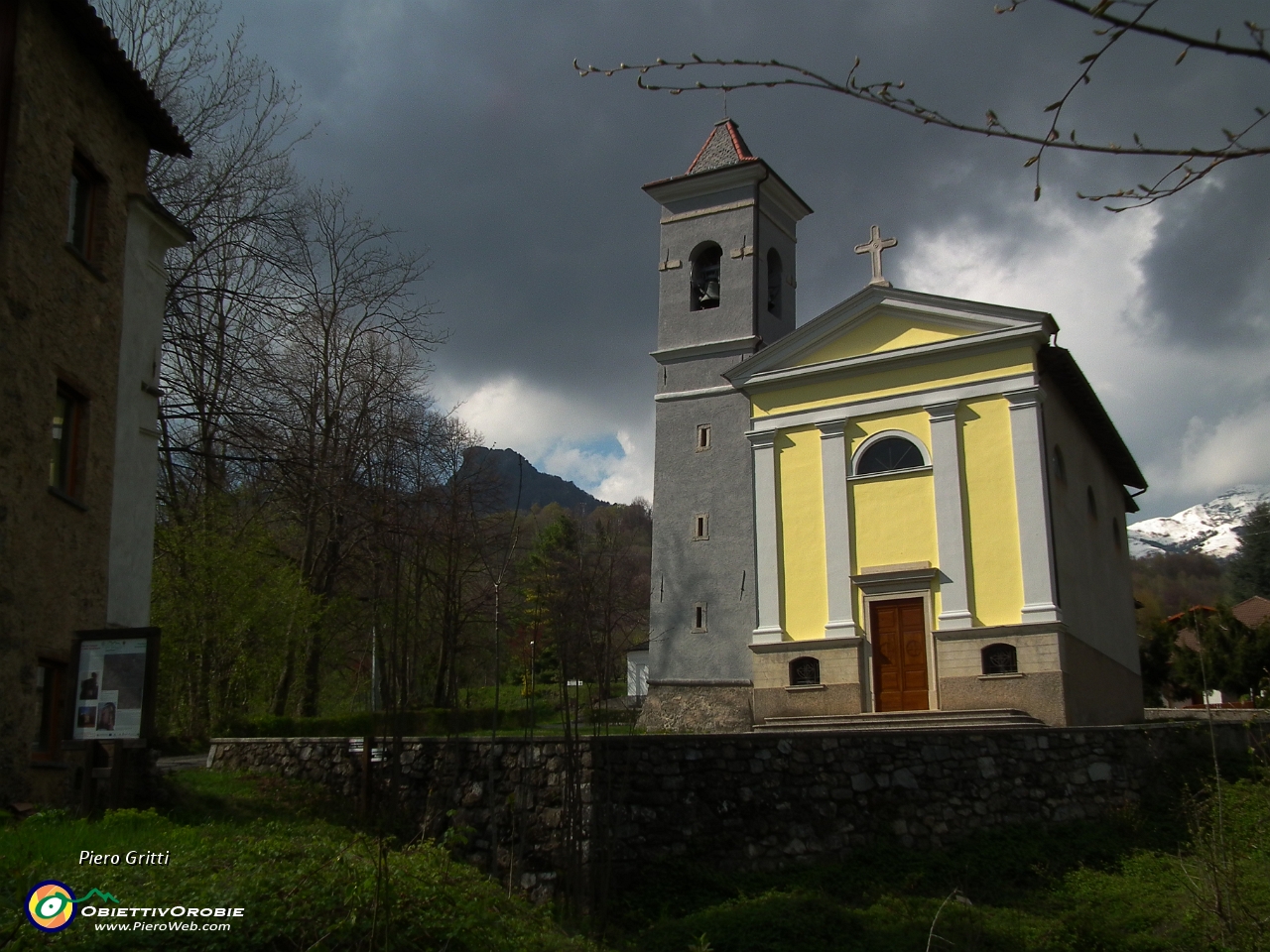 53 antica chiesa di San Bartolomeo con vista verso....JPG